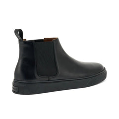 Frau Beatles in Pelle Nero